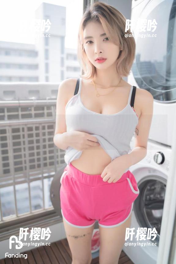 喝杯咖啡，翻翻Hyoyeon(김효연)的丝袜图册，生活要有点儿色！