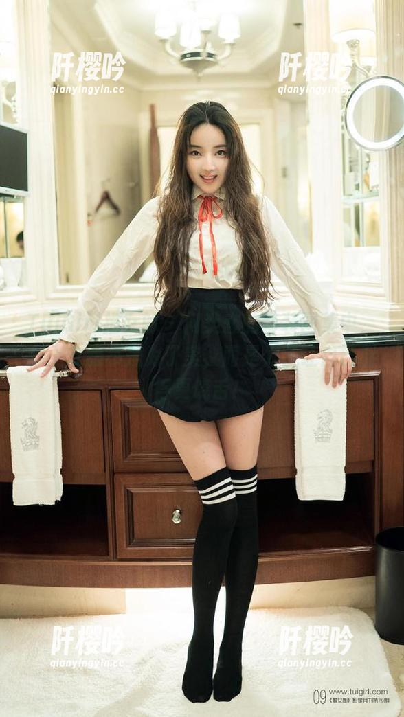 TuiGirl推女郎 - 何奕恋的套装图集中，穿上衣服不是为了美，而是为了让自己显得更饶舌！