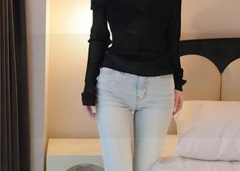 Xiuren秀人网 – 是校服还是风格？余贝拉bella精选写真告诉你校园的另一种魅力！