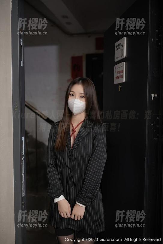 Xiuren秀人网-李七喜 Xiuren秀人网 - 李七喜的私房画像:短裙里藏着的夏日小惊喜!