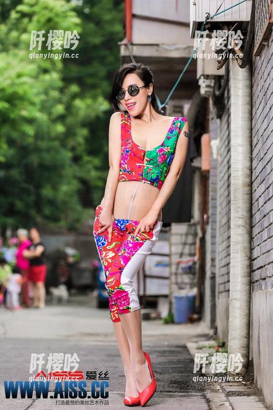 aiss-索菲 aiss - 裤里丝之间:索菲写真中的不经意瞬间