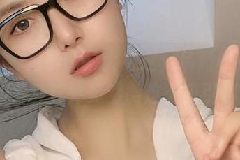 微密圈 – 免费图片大放送：俏妞qiaoniu66的紧身连体竟然能这么吸引目光！