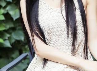 头条女神 – 户外写真大作战：易阳在阳光下努力扮演时尚女神
