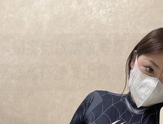 微密圈 – 奶宝妹纸居家写真最新资源，想知道她是怎么在沙发上优雅又逗趣的吗？