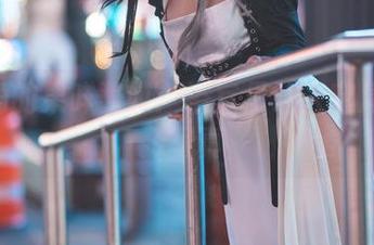 无死角的果咩酱w：浴室里让人窒息的cos写真