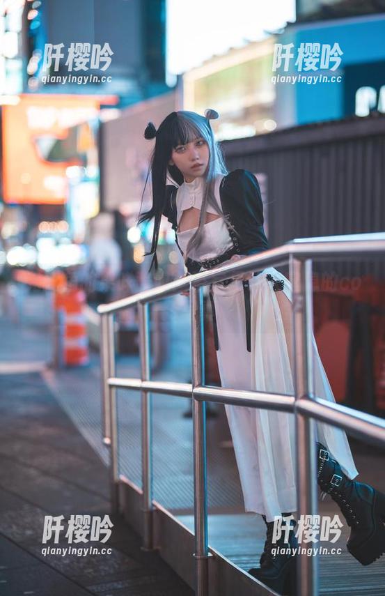 无死角的果咩酱w：浴室里让人窒息的cos写真