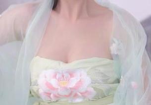 秀人网 – 最新！汐汐爱吃草莓写真，女孩与风的舞蹈，真想现场围观！