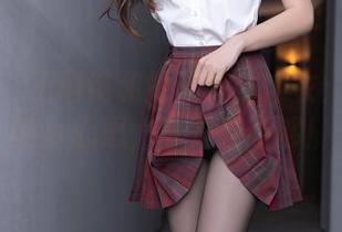 秀人网 – 王雨纯和她的猩红内衣：网盘里的小心思，真是看不够！
