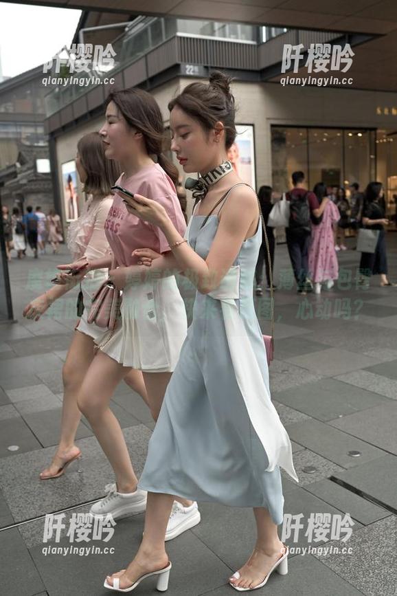 魔镜街拍-婷婷 魔镜街拍 - 婷婷的极致诱惑:薄丝与包臀灰裙的完美融合,快来看原图,心动吗?