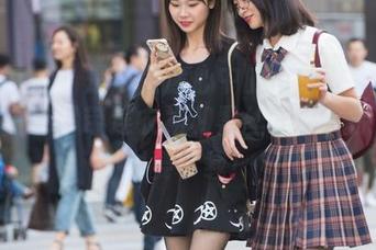 魔镜街拍 – 是不是你心中的壁纸女神？婷婷的白色吊带连衣裙和黑丝美腿，原图绝对要下载！