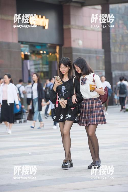 魔镜街拍 - 是不是你心中的壁纸女神？婷婷的白色吊带连衣裙和黑丝美腿，原图绝对要下载！