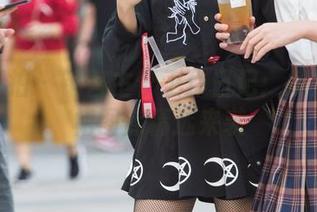 魔镜街拍 – 销售主管工作日记：婷婷的粉裙图库精选来袭