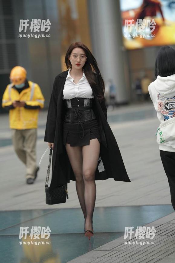 魔镜街拍-玲玲 魔镜街拍 - 玲玲的街拍故事:一个人的车展与无尽资源