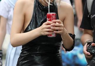 魔镜街拍 – 跟着艾小青：私拍写真中的妹妹，是我没见过的另一个世界。