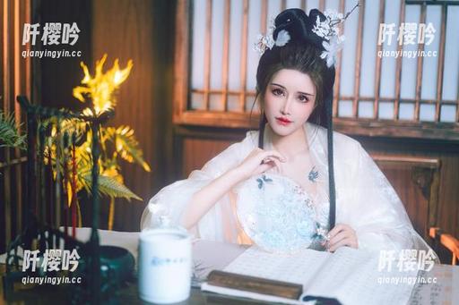 鹿八岁baby 私房原图:鹿八岁baby穿红裙,就像打开了一个充满惊喜的宝盒,想知道后面还有些什么。